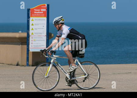 Radfahrer reiten Boardman Fahrrad in Blackpool, Lancashire. UK Wetter. 28 Mai, 2018. Hellen sonnigen Start in den Tag an der Küste wie Urlaubern und Touristen die Annehmlichkeiten und Attraktionen an der Strandpromenade genießen. im warmen Sonnenschein. Credit: MediaWorldImages/AlamyLiveNews Stockfoto