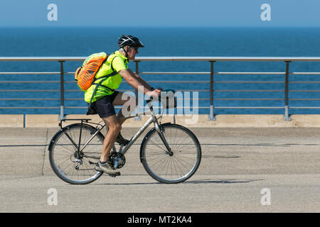 Frau Schattierung, um sich von der Sonne in Blackpool, Lancashire. UK Wetter. 28 Mai, 2018. Hellen sonnigen Start in den Tag an der Küste wie Urlaubern und Touristen die Annehmlichkeiten und Attraktionen an der Strandpromenade genießen. im warmen Sonnenschein. Credit: MediaWorldImages/AlamyLiveNews Stockfoto