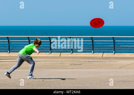 Frau Schattierung, um sich von der Sonne in Blackpool, Lancashire. UK Wetter. 28 Mai, 2018. Hellen sonnigen Start in den Tag an der Küste wie Urlaubern und Touristen die Annehmlichkeiten und Attraktionen an der Strandpromenade genießen. im warmen Sonnenschein. Credit: MediaWorldImages/AlamyLiveNews Stockfoto