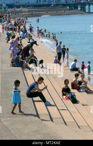 Frau Schattierung, um sich von der Sonne in Blackpool, Lancashire. UK Wetter. 28 Mai, 2018. Hellen sonnigen Start in den Tag an der Küste wie Urlaubern und Touristen die Annehmlichkeiten und Attraktionen an der Strandpromenade genießen. im warmen Sonnenschein. Credit: MediaWorldImages/AlamyLiveNews Stockfoto