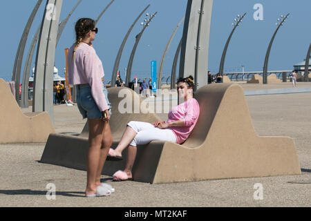 Frau Schattierung, um sich von der Sonne in Blackpool, Lancashire. UK Wetter. 28 Mai, 2018. Hellen sonnigen Start in den Tag an der Küste wie Urlaubern und Touristen die Annehmlichkeiten und Attraktionen an der Strandpromenade genießen. im warmen Sonnenschein. Credit: MediaWorldImages/AlamyLiveNews Stockfoto