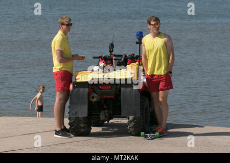 Frau Schattierung, um sich von der Sonne in Blackpool, Lancashire. UK Wetter. 28 Mai, 2018. Hellen sonnigen Start in den Tag an der Küste wie Urlaubern und Touristen die Annehmlichkeiten und Attraktionen an der Strandpromenade genießen. im warmen Sonnenschein. Credit: MediaWorldImages/AlamyLiveNews Stockfoto