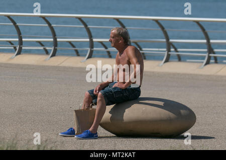 Gegerbt älterer Mann in der Sonne bei Blackpool, Lancashire. UK Wetter. 28 Mai, 2018. Hellen sonnigen Start in den Tag an der Küste wie Urlaubern und Touristen die Annehmlichkeiten und Attraktionen an der Strandpromenade genießen. im warmen Sonnenschein. Credit: MediaWorldImages/AlamyLiveNews Stockfoto