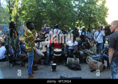 Afrikanische Trommler amüsant Besucher beim Karneval der Kulturen in Berlin, die vom 18. bis 21. Mai nahm in diesem Jahr. Mehr als 4000 Teilnehmer in 68 Gruppen gebildet wurden durch Kreuzberg, die die meisten Taucher und multikulturellen Bezirk in Berlin am Sonntag. Rund 600 000 Besucher wurden nach der Parade. Diese sind die bunten Tage in der Stadt. Stockfoto