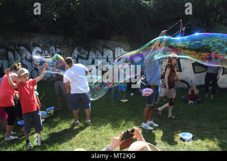 Dezember 5, 2016 - Berlin, Deutschland - GÃ¶rlitzer Park bietet viele Attraktionen für Kinder am Samstag auf der Karneval der Kulturen in Berlin, die vom 18. bis 21. Mai nahm in diesem Jahr. Mehr als 4000 Teilnehmer in 68 Gruppen gebildet wurden durch Kreuzberg, die die meisten Taucher und multikulturellen Bezirk in Berlin am Sonntag. Rund 600 000 Besucher waren Brache Parade. Diese sind die bunten Tage in der Stadt. (Bild: © martyna Bec/SOPA Bilder über ZUMA Draht) Stockfoto