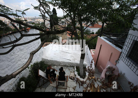 Athen. 27. Mai, 2018. Foto am 27 Mai, 2018 zeigt eine Ansicht der Anafiotika, die malerische kleine Nachbarschaft von Athen, Griechenland. Anafiotika liegt in Nordosten der Akropolis und ist Teil der historischen Viertel namens Plaka. Credit: Marios Lolos/Xinhua/Alamy leben Nachrichten Stockfoto