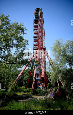 Berlin, Deutschland. 25 Mai, 2018. 25.05.2018, Berlin: Das Riesenrad auf dem Gelände des ehemaligen DDR-Vergnügungspark in der Planterwald. Die Spree Park wurde wild und sollte nun wieder belebt werden. Quelle: Britta Pedersen/dpa | Verwendung weltweit/dpa/Alamy leben Nachrichten Stockfoto