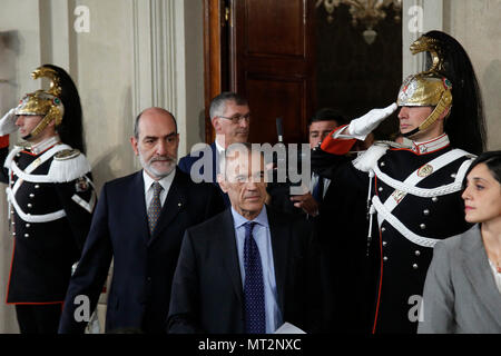 Carlo Cottarelli Roma 27/05/2018. Quirinale. Il neo Presidente del Consiglio incaricato dal Presidente della Repubblica, in conferenza Stampa. Rom, 27. Mai 2018. Quirinale. Pressekonferenz der neu ernannten italienischen Premier. Foto Samantha Zucchi Insidefoto Stockfoto