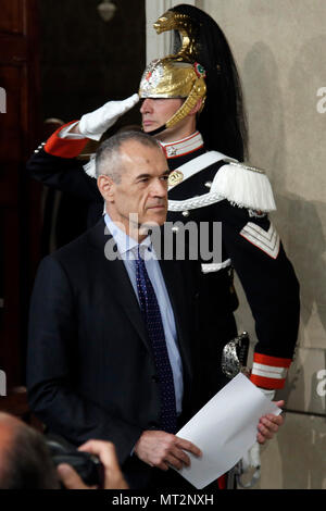 Carlo Cottarelli Roma 27/05/2018. Quirinale. Il neo Presidente del Consiglio incaricato dal Presidente della Repubblica, in conferenza Stampa. Rom, 27. Mai 2018. Quirinale. Pressekonferenz der neu ernannten italienischen Premier. Foto Samantha Zucchi Insidefoto Stockfoto