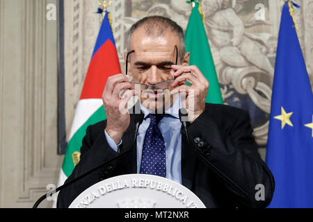 Carlo Cottarelli Roma 27/05/2018. Quirinale. Il neo Presidente del Consiglio incaricato dal Presidente della Repubblica, in conferenza Stampa. Rom, 27. Mai 2018. Quirinale. Pressekonferenz der neu ernannten italienischen Premier. Foto Samantha Zucchi Insidefoto Stockfoto