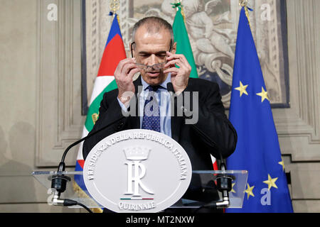 Carlo Cottarelli Roma 27/05/2018. Quirinale. Il neo Presidente del Consiglio incaricato dal Presidente della Repubblica, in conferenza Stampa. Rom, 27. Mai 2018. Quirinale. Pressekonferenz der neu ernannten italienischen Premier. Foto Samantha Zucchi Insidefoto Stockfoto