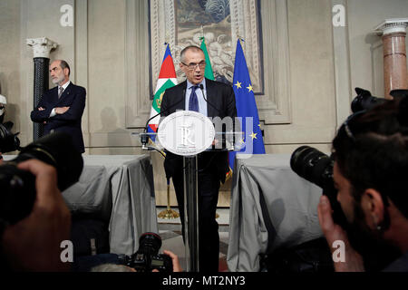 Carlo Cottarelli Roma 27/05/2018. Quirinale. Il neo Presidente del Consiglio incaricato dal Presidente della Repubblica, in conferenza Stampa. Rom, 27. Mai 2018. Quirinale. Pressekonferenz der neu ernannten italienischen Premier. Foto Samantha Zucchi Insidefoto Stockfoto