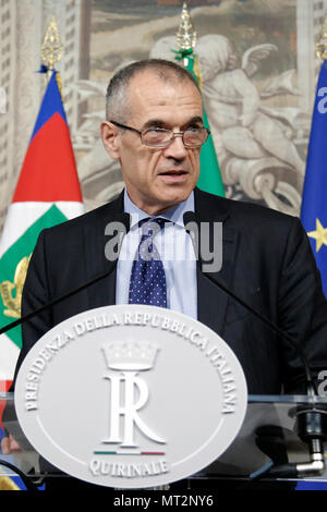 Carlo Cottarelli Roma 27/05/2018. Quirinale. Il neo Presidente del Consiglio incaricato dal Presidente della Repubblica, in conferenza Stampa. Rom, 27. Mai 2018. Quirinale. Pressekonferenz der neu ernannten italienischen Premier. Foto Samantha Zucchi Insidefoto Stockfoto