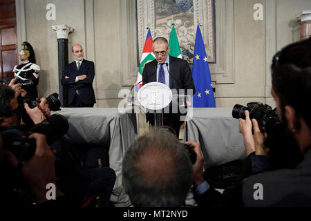 Carlo Cottarelli Roma 27/05/2018. Quirinale. Il neo Presidente del Consiglio incaricato dal Presidente della Repubblica, in conferenza Stampa. Rom, 27. Mai 2018. Quirinale. Pressekonferenz der neu ernannten italienischen Premier. Foto Samantha Zucchi Insidefoto Stockfoto