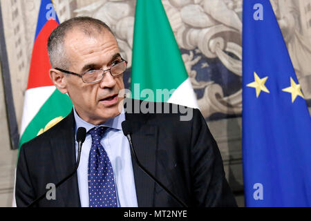 Carlo Cottarelli Roma 27/05/2018. Quirinale. Il neo Presidente del Consiglio incaricato dal Presidente della Repubblica, in conferenza Stampa. Rom, 27. Mai 2018. Quirinale. Pressekonferenz der neu ernannten italienischen Premier. Foto Samantha Zucchi Insidefoto Stockfoto