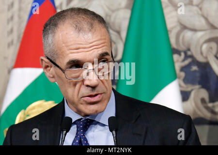 Carlo Cottarelli Roma 27/05/2018. Quirinale. Il neo Presidente del Consiglio incaricato dal Presidente della Repubblica, in conferenza Stampa. Rom, 27. Mai 2018. Quirinale. Pressekonferenz der neu ernannten italienischen Premier. Foto Samantha Zucchi Insidefoto Stockfoto