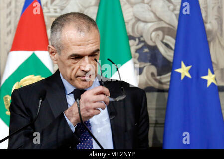 Carlo Cottarelli Roma 27/05/2018. Quirinale. Il neo Presidente del Consiglio incaricato dal Presidente della Repubblica, in conferenza Stampa. Rom, 27. Mai 2018. Quirinale. Pressekonferenz der neu ernannten italienischen Premier. Foto Samantha Zucchi Insidefoto Stockfoto