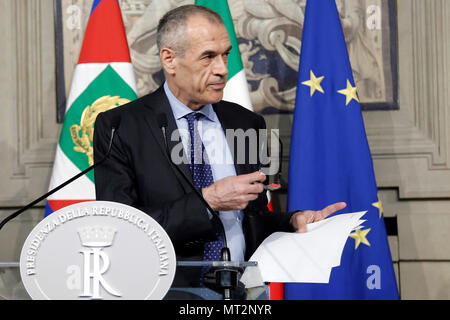 Carlo Cottarelli Roma 27/05/2018. Quirinale. Il neo Presidente del Consiglio incaricato dal Presidente della Repubblica, in conferenza Stampa. Rom, 27. Mai 2018. Quirinale. Pressekonferenz der neu ernannten italienischen Premier. Foto Samantha Zucchi Insidefoto Stockfoto