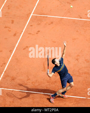 Paris, Frankreich. 28 Mai, 2018. Guillermo Garcia - Lopez von Spanien dient während der Männer singles gegen Stan Wawrinka in der Schweiz bei den French Open Tennis Turnier 2018 in Paris, Frankreich, am 28. Mai 2018. Credit: Luo Huanhuan/Xinhua/Alamy leben Nachrichten Stockfoto