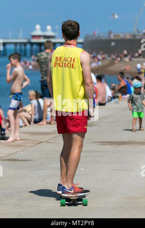 Strand Patrouille in Blackpool, Lancashire. UK Wetter. 28 Mai, 2018. Hellen sonnigen Start in den Tag an der Küste wie Urlaubern und Touristen die Annehmlichkeiten und Attraktionen an der Strandpromenade genießen. im warmen Sonnenschein. Credit: MediaWorldImages/AlamyLiveNews Stockfoto