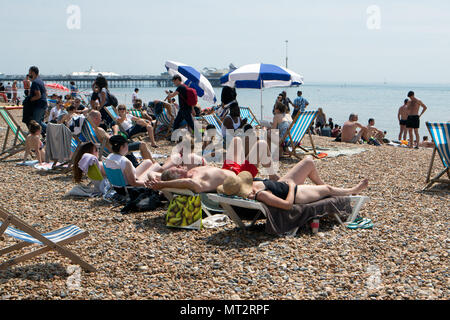 Brighton, UK. 28 Mai, 2018. Wetter in Großbritannien: Brighton Beach May Bank Holiday Montag, wie Massen scharen sich die Sonne auf den vorausgesagten heißesten Tag des Jahres zu suchen. Brighton, East Sussex, UK. 28 Mai, 2018 Credit: David Smith/Alamy leben Nachrichten Stockfoto