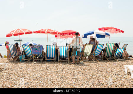 Brighton, UK. 28 Mai, 2018. Wetter in Großbritannien: Brighton Beach May Bank Holiday Montag, wie Massen scharen sich die Sonne auf den vorausgesagten heißesten Tag des Jahres zu suchen. Brighton, East Sussex, UK. 28 Mai, 2018 Credit: David Smith/Alamy leben Nachrichten Stockfoto