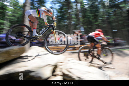 Von rechts cross country Biker ANNIKA LANGVAD von Dänemark und JOLANDA NEFF in der Schweiz in Aktion während der Wm Mountainbiken in Nové Město na Moravě, Tschechische Republik, 27. Mai 2018. (CTK Photo/Lubos Pavlicek) Stockfoto