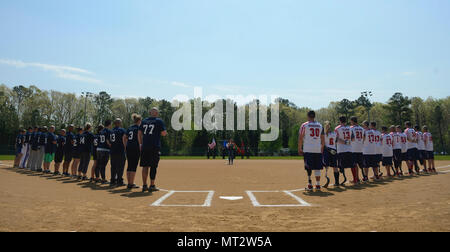 Die verwundeten Krieger Amputee Softball Team stand mit den Newport News Polizei und Feuerwehr während dem Spielen der Nationalhymne am WWAST Spiel in Newport News, Virginia, 15. April 2017. Die WWAST besteht aus Veteranen und Aktiv-Mitglieder, die Gliedmaßen verloren haben, während im Militär seit dem 11. Stockfoto