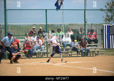 Pensionierte US Air Force Senior Airman Heather Carter, Verwundete Krieger Amputee Softball Team Mitglied, schlägt die Kugel während der WWAST Spiel gegen die Newport News Polizei und Feuerwehr in Newport News, Virginia, 15. April 2017. Die WWAST Athleten spielen gegen Nichtbehinderte Athleten in Ausstellungen im ganzen Land diejenigen, die Not von Angesicht zu inspirieren. Stockfoto