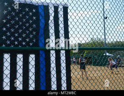 Ein Newport News Polizei bereitet sich auf bat während die verwundeten Krieger Amputee Softball Team im Gegensatz zu Newport News Polizei und Feuerwehr Spiel in Newport News, Virginia, 15. April 2017. In ihrem Land gedient, die WWAST Athleten weiterhin als Vorbilder der Nation zu dienen, inspirierende Hoffnung im Angesicht von Unglück. Stockfoto