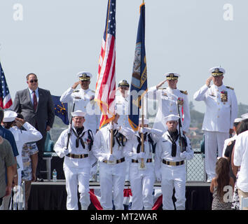 SAN DIEGO - Navy Information Operations Command San Diego (NIOC SD) begrüßt eine neue kommandierende Offizier während eines Befehls an Bord der ausgemusterten Flugzeugträger USS Midway, 20. Juli 2017 statt. (U.S. Marine Foto von CTT2 Paul Amestoy) Stockfoto