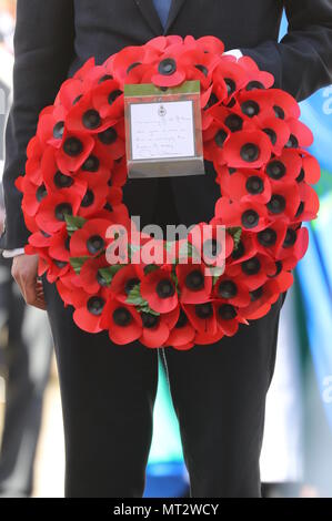 Prinz Harry legt einen Kranz am Ehrenmal in Whitehall während der ANZAC Day Parade mit: Atmosphäre, Wo: London, Vereinigtes Königreich, wenn: 25 Apr 2018 Credit: John rainford/WENN.com Stockfoto