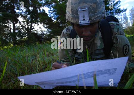 SCHOFIELD Kasernen, Hawaii - Sgt. Quindarius Jones, ein Human Resources Specialist mit 524Th bekämpfen Sustainment Unterstützung Bataillon, 25 Sustainment Brigade, Plots seine Punkte auf einer Karte, 19. Juli 2017, während das Land Navigation Test für die noncommissioned Officer des Quartals Vorstand Wettbewerb. 25 Sustainment Brigade NCO des Quartals Konkurrenz geprüft Unteroffiziere auf ihr Wissen, ihre Körperlichkeit, und Soldat Fähigkeiten. (U.S. Armee Foto von Sgt. Ian Ives, 25 Sustainment Brigade Public Affairs/Freigegeben). Stockfoto