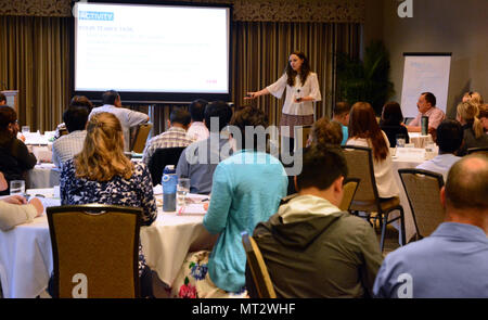 Jessica Hazelwood, Senior humanitäre Trainer für RedR Australien, gibt ein Notfall braucht Bewertung Vortrag während der Gesundheit Notfälle in grossen Populationen (H.E.L.P.) Kurs im Hale Koa Hotel in Honolulu, am 12. Juli. Stockfoto