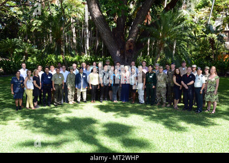 40 Senior zivile und militärische Vertreter sind die Teilnahme an der 20. jährlichen Gesundheit Notfälle in grossen Populationen (H.E.L.P.) kurs Juli 10-21 in Honolulu aus mehr als einem Dutzend Asiatisch-pazifischen Partnerstaaten. Der H.E.L.P. Kurs bietet Teilnehmer mit einem multidisziplinären Verständnis der wichtigsten Themen der öffentlichen Gesundheit von Bevölkerungsgruppen nach Naturkatastrophen und komplexen Notfällen betroffenen konfrontiert. Stockfoto