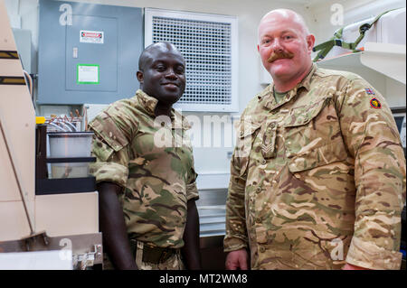 Britische Armee Logistiker Staff Sgt. Samuel Korankye, Links, und Staff Sgt. Barry Langley, sowohl mit der 152 (Nord Irland) Regiment, Royal Logistik Korps, in Belfast, Nordirland, waren die 53 Quartiermeister Firma von Fort Hood, Texas, während QLLEX 2017, 21. Juli, in Fort Bragg, NC. Langley, in der Britischen Armee Finden und Korankye, in der aktiven Britischen Armee, waren sowohl mit der US-Armee Finden und aktive Armee Logistiker während des QLLEX. QLLEX, kurz für Quartermaster Flüssiglogistik ausüben, ist Premier der US-Armee finden Bereitschaft Übung für Kraftstoff und Wasser Stockfoto