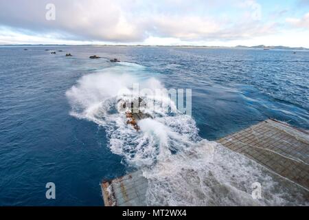 170719-N-UX 013-079 CORAL SEA (19 Juli 2017) Amphibisches Fahrzeuge bis 31 Marine Expeditionary Unit (31 MEU) (31. MEU) Bereitstellen von den amphibischen dock Landung angehängte Schiff den Amphibischen dock Landung Schiff USS Ashland (LSD 48) während einer amphibischen Angriff als Teil der Talisman Sabre 17. Talisman Säbel ist eine Biennale USA und Australien bilateralen Ausübung gehalten vor der Küste von Australien gedacht, um die Interoperabilität zu erreichen, und die USA und Australien Bündnis stärken. (U.S. Marine Foto von Mass Communication Specialist 3. Klasse Jonathan Ton/Freigegeben) Stockfoto