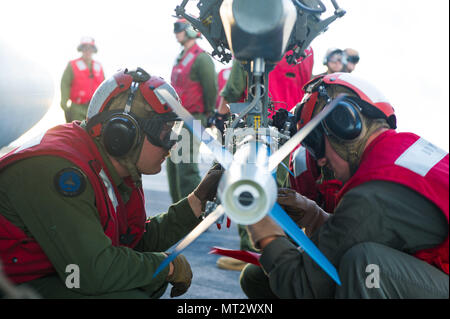 170716-N-AC 254-0212 PAZIFISCHEN OZEAN (16. Juli 2017) Marines bis 15 Marine Expeditionary Unit zugewiesen an Bord der Amphibisches Schiff USS America (LHA 6) Prüfen Sie eine Schulung laser-guided bomb Dummybaugruppe 59 angeschlossen an ein AV-8B Harrier, zugeordnet zu den Marine Medium Tiltrotor Squadron 161 (verstärkt), auf der das Schiff Flight Deck. Amerika ist derzeit auf seinem Jungfernflug Bereitstellung begonnen und ist Teil der Amerika Amphibious Ready Gruppe besteht aus mehr als 1.800 Segler und 2.600 Marines zu den Amphibischen dock Landung Schiff USS Pearl Harbor (LSD 52), die amphibious Transport dock Schiff uns zugewiesen Stockfoto