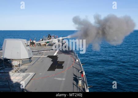 170719-N-ZW 825-432 CORAL SEA (19. Juli 2017) Der Arleigh-burke-Klasse geführte Anti-raketen-Zerstörer USS Sterett (DDG104) Brände die MK 45 5-inch Gun während einer Naval surface Fire Support Übung als Teil der Talisman Sabre 17. Die Übung soll die Flex "Up-Gunned Expeditionary Strike Group (ESG)"-Konzept mit Kreuzer und Zerstörer Vermögenswerte der ESG zu schützen. Talisman Säbel ist eine Biennale USA und Australien bilateralen Ausübung gehalten vor der Küste von Australien gedacht, um die Interoperabilität zu erreichen, und die USA und Australien Bündnis stärken. (U.S. Marine Foto von Mass Communication Specialist 1. Stockfoto