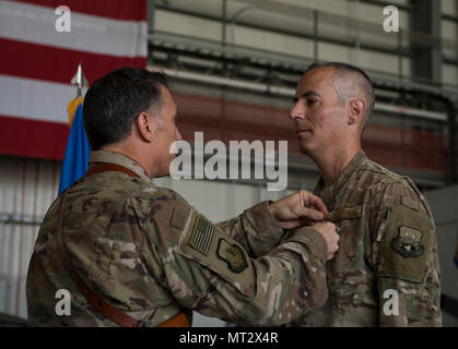 Colonel Bradford Coley, der scheidende 455th Expeditionary Mission Support Group Commander, erhält den Bronze Star Medaille von Brig. Gen. Craig Baker, die 455Th Air Expeditionary Wing Commander, während der 455Th EMSG Ändern des Befehls Zeremonie am Flughafen Bagram, Afghanistan, 20. Juli 2017. Coley der 455th EMSG für die letzten 12 Monate geboten. (U.S. Air Force Foto: Staff Sgt. Benjamin Gonsier) Stockfoto