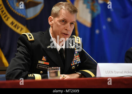 Armee Generalleutnant Daniel Hokanson, Vice Chief, National Guard Bureau, Adressen der Reserve Häuptlinge' Panel an der Reserve Officers Association, Arlington, Virginia, 22. Juli 2017. (U.S. Army National Guard Foto von Sgt. 1. Klasse Jim Greenhill) Stockfoto