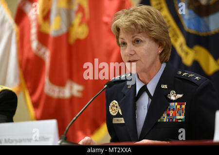 Luftwaffe Generalleutnant Maryanne Miller, Chief, Air Force Reserve, Adressen der Reserve Häuptlinge' Panel an der Reserve Officers Association, Arlington, Virginia, 22. Juli 2017. (U.S. Army National Guard Foto von Sgt. 1. Klasse Jim Greenhill) Stockfoto