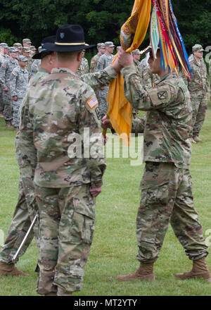 Command Sgt. Maj. Andrew Campagne, 1.Staffel, 172Nd Infanterie Regiment (Berg), übergibt die Farben der Einheit die scheidenden Kommandeur Oberstleutnant Leonard Poirier, 1-172 nd CAV (MTN), während der Befehl Zeremonie am Lager Ethan Allen Training Website, Jericho, Vt, 23. Juli 2017. Oberstleutnant Poirier Befehl auf eingehende Kommandant Oberstleutnant Kevin Biggie aufgegeben. (U.S. Army National Guard Foto/Staff Sgt. Nathan Rivard) Stockfoto