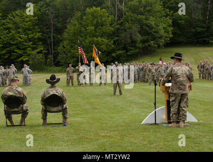 Oberstleutnant Kevin Biggie, eingehende Commander, 1.Staffel, 172Nd Infanterie Regiment (Berg), Adressen seiner Soldaten während der Änderung der Befehl Zeremonie am Lager Ethan Allen Training Website, Jericho, Vt, 23. Juli 2017. Oberstleutnant Biggie angenommen Befehl des scheidenden Kommandeur Oberstleutnant Leonard Poirier. (U.S. Army National Guard Foto/Staff Sgt. Nathan Rivard) Stockfoto