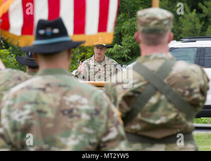 Oberstleutnant Kevin Biggie, eingehende Commander, 1.Staffel, 172Nd Infanterie Regiment (Berg), Adressen seiner Soldaten während der Änderung der Befehl Zeremonie am Lager Ethan Allen Training Website, Jericho, Vt, 23. Juli 2017. Oberstleutnant Biggie angenommen Befehl des scheidenden Kommandeur Oberstleutnant Leonard Poirier. (U.S. Army National Guard Foto/Staff Sgt. Nathan Rivard) Stockfoto