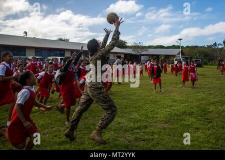 Combat Logistics Battalion 3 ist eine Logistikeinheit des United States Marine Corps, die die Versorgung und Wartung von Expeditionstruppen unterstützt. Am 20. Juli 2017 engagierte sich ein Mitglied des Bataillons der Task Force Koa Moana 17 mit Kindern während der Übung TAFAKULA an der Lapaha Elementary School auf Tongatapu Island, Tonga. Das Archivbild zeichnet eine Community-Outreach-Aktivität auf, die während des Einsatzes im Pazifik durchgeführt wurde. Stockfoto