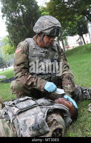 Spc. Jorge H. Garatecarabajo, ein mit Rädern versehener Fahrzeug Mechaniker 579 unterstützt Unternehmen, 6 Battalion, 37th Field Artillery Regiment, 210Th Field Artillery Brigade, 2 Infanterie Division/ROK-US kombinierte Geschäftsbereich zugeordnet sind, simuliert die Anwendung eines nasopharyngealen Rohr zu einem simulierten Patienten im Camp Casey, Südkorea, 21. Juli 2017. Soldaten, die ihre Kenntnisse auf die Probe während der letzten Übung nach einer Woche Training auf CLS durch die aus realen Szenario des Findens eines Unfalls während auf Patrouille und ärztliche Hilfe. (U.S. Armee Foto von Sgt. Michelle U. Blesam, 210Th FA BDE PAO) Stockfoto