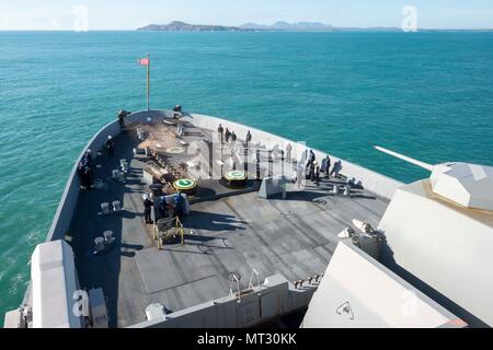 170724-N-ZL 062-012 CORAL SEA (24 Juli 2017) Matrosen an Bord des amphibious Transport dock USS Green Bay LPD (20) Der Hafen Anker in gut deck Operationen zu erleichtern Schiffsausrüstung für Talisman Sabre 17 zu laden. Talisman Säbel ist eine Biennale USA - Australien bilaterale Übung gehalten weg von der Küste von Australien gedacht, um die Interoperabilität zu erreichen und den USA - Australien Bündnis stärken. (U.S. Marine Foto von Mass Communication Specialist 3. Klasse Sarah Myers/Freigegeben) Stockfoto