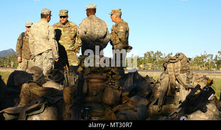 New York Army National Guard Brig. Gen. Joseph Biehler stellvertretender Kommandeur der 42th Infantry Division für Operationen trifft sich mit den Offizieren und Soldaten der 1. Bataillon der 27 Infantry Brigade Combat Team, 69th Infantry Regiment während der Kombinierten Übung Talisman Sabre, Juli 21, 2017 an der Shoalwater Bay, Queensland, Australien -. Während der Übung mehr als 700 New York Army National Guard Soldaten, die alle Teil der 42th Division, nach Australien gereist, wo sie drei Wochen Training mit Australischen und Neuseeländischen service Mitglieder. (U.S. Army National Guard Foto von Sgt. Alexander Rect Stockfoto