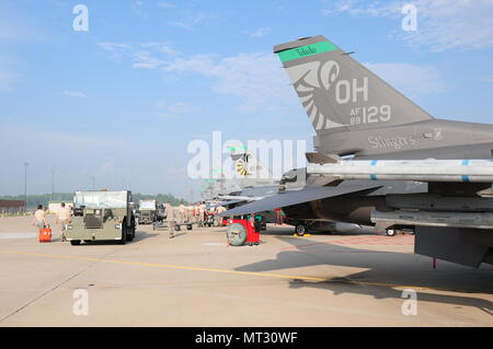 F-16 Fighting Falcons sind auf der Flightline während der Wartung Juni 14, 2017 180 Der Ohio Air National Guard Fighter Wing in Swanton, Ohio geparkt. Routinemäßige Wartung sorgt für Flugzeuge bekämpfen auf jede Situation vorbereitet sind. (U.S. Air National Guard Foto von Airman Hoffnung Geiger) Stockfoto